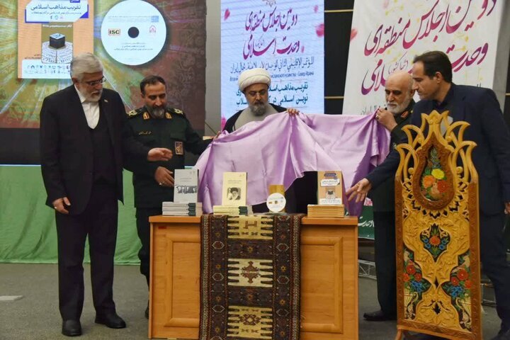 رونمایی از ۳ کتاب و لوح فشرده در حوزه تقریب مذاهب اسلامی رونمایی از ۳ کتاب و لوح فشرده در حوزه تقریب مذاهب اسلامی