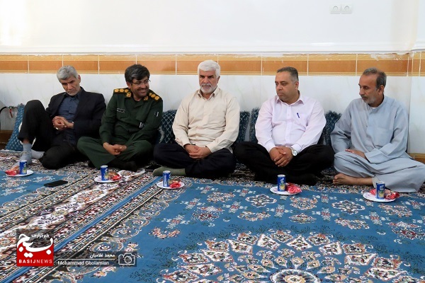 دیدار فرمانده ناحیه سپاه کنگان با سه خانواده شهید دیدار فرمانده ناحیه سپاه کنگان با سه خانواده شهید