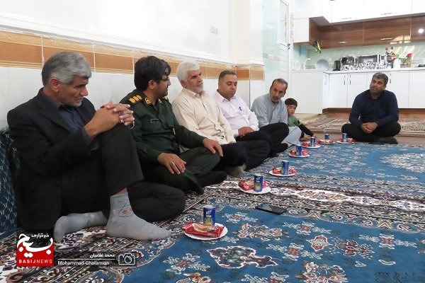 دیدار فرمانده ناحیه سپاه کنگان با سه خانواده شهید دیدار فرمانده ناحیه سپاه کنگان با سه خانواده شهید