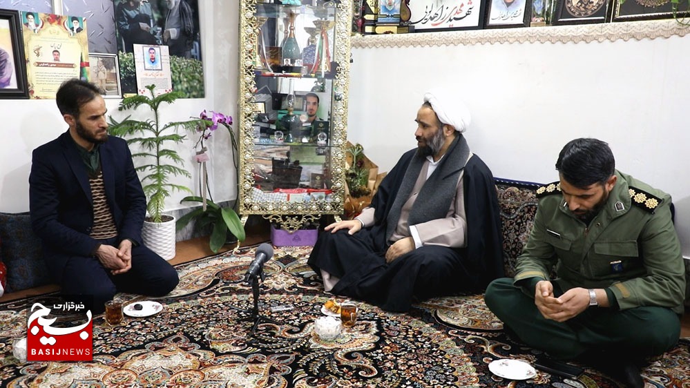 مسئولان سپاه استان قم از خانواده شهید زاهدلویی تقدیر کردند