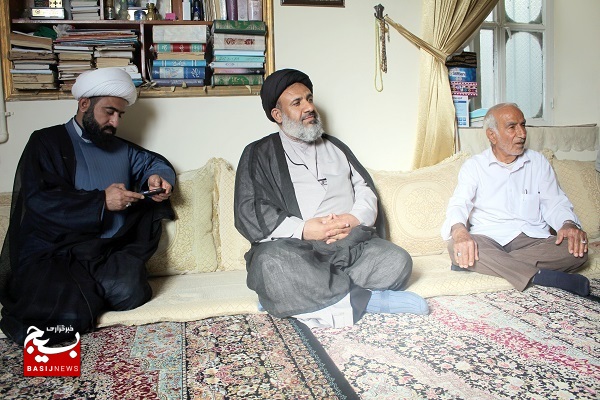 دیدار با خانواده شهید در شهرستان جم