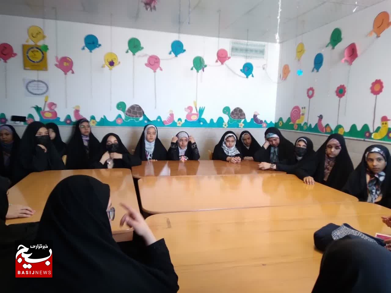 آشنایی دختران پایگاه حضرت معصومه (س) قم با سیره شهدا آشنایی دختران پایگاه حضرت معصومه (س) قم با سیره شهدا