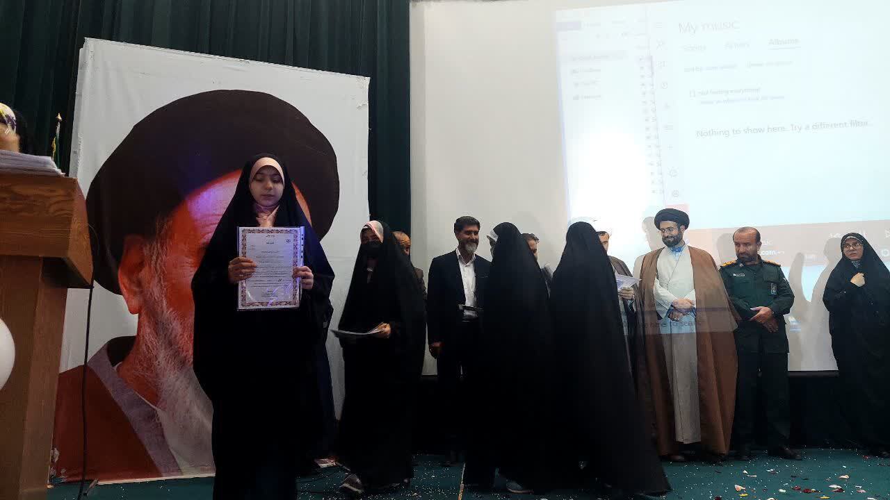 شورو نشاط دانش آموزان دبیرستان دخترانه یاسوج در نیمه شعبان / دانش آموزان نمونه تجلیل شدند