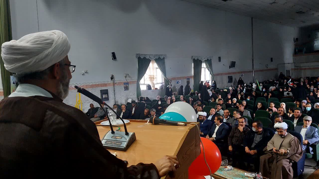شورو نشاط دانش آموزان دبیرستان دخترانه یاسوج در نیمه شعبان / دانش آموزان نمونه تجلیل شدند