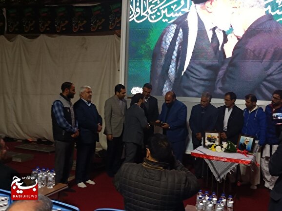 قهرمان کاراته جهان مدال طلایش را در کنار مزار شهید حاج قاسم  به خانواده شهید هاشمی نژاد اهدا کرد