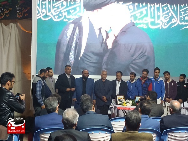 قهرمان کاراته جهان مدال طلایش را در کنار مزار شهید حاج قاسم  به خانواده شهید هاشمی نژاد اهدا کرد