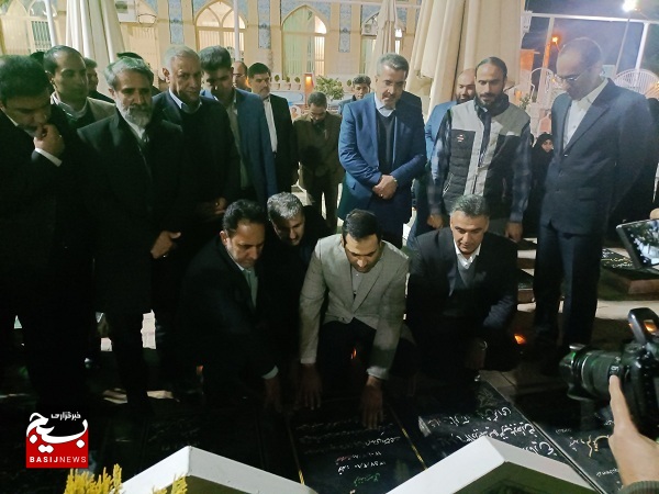 قهرمان کاراته جهان مدال طلایش را در کنار مزار شهید حاج قاسم  به خانواده شهید هاشمی نژاد اهدا کرد