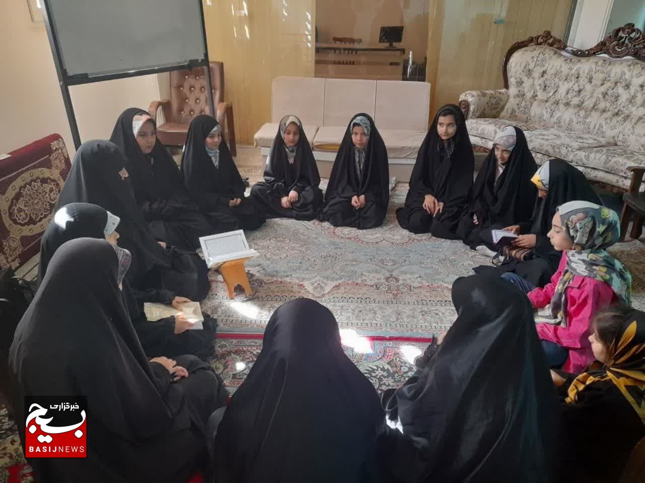 «آموزش هنر میوه آرایی» در حلقه صالحین دختران پایگاه عقیله بنیهاشم قم «آموزش هنر میوه آرایی» در حلقه صالحین دختران پایگاه عقیله بنیهاشم قم