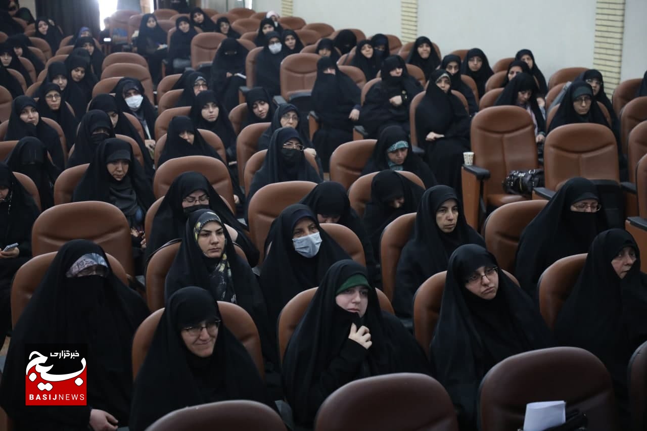 همایش بصیرتی و سیاسی فرماندهان خواهر حوزه و پایگاههای بسیج قم برگزار شد همایش بصیرتی و سیاسی فرماندهان خواهر حوزه و پایگاههای بسیج قم برگزار شد