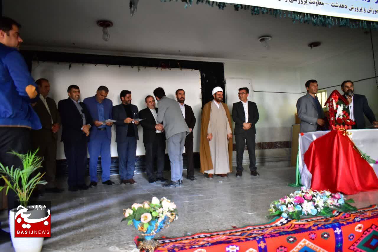 تجلیل از مربیان فعال آموزش و پرورش کهگیلویه/ عزت خواه: مربیان تربیتی اهتمام جدی تری به مسائل تربیتی دانش آموزان داشته باشند