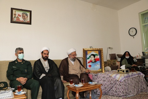 مانباید از خانواده شهدا جدا و فاصله بگیریم مانباید از خانواده شهدا جدا و فاصله بگیریم
