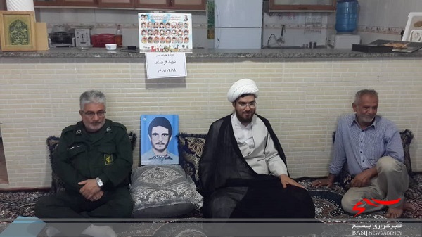 سرکشی از خانوده معلم شهید غلامرضا فرهمند در دلوار سرکشی از خانوده معلم شهید غلامرضا فرهمند در دلوار