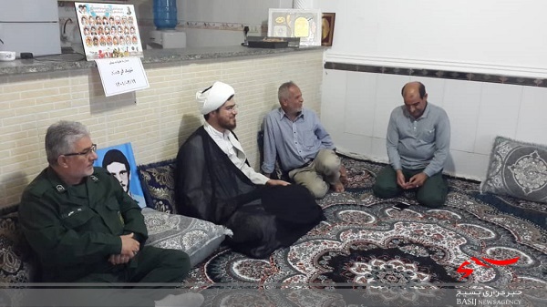 سرکشی از خانوده معلم شهید غلامرضا فرهمند در دلوار سرکشی از خانوده معلم شهید غلامرضا فرهمند در دلوار