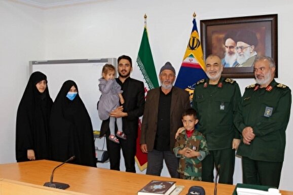 دیدار فرمانده سپاه پاسداران انقلاب اسلامی با خانواده شهدای حادثه تروریستی حرم مطهر رضوی دیدار فرمانده سپاه پاسداران انقلاب اسلامی با خانواده شهدای حادثه تروریستی حرم مطهر رضوی
