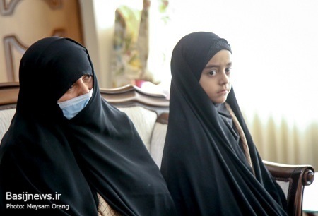 دیدار سردار حسن زاده با خانواده شهدای روحانی حادثه تروریستی حرم مطهر رضوی