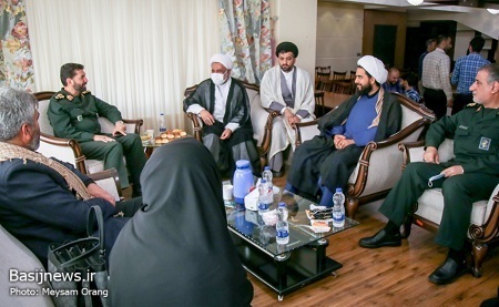دیدار سردار حسن زاده با خانواده شهدای روحانی حادثه تروریستی حرم مطهر رضوی