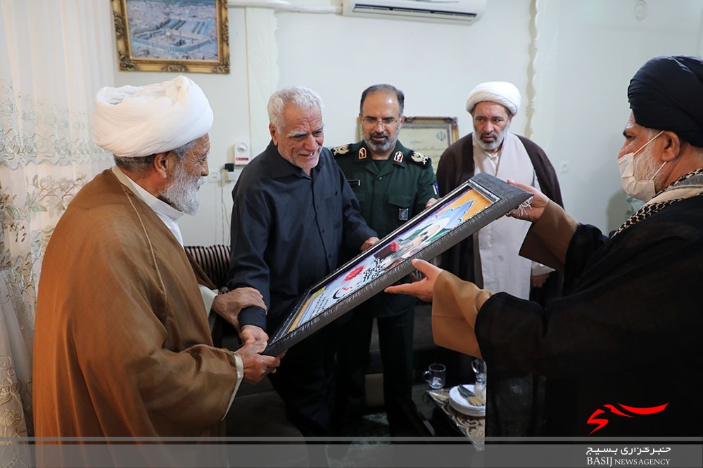 تقدیر مسئولان سپاه استان قم از خانواده شهید حجتالاسلام هاشمی سنجانی تقدیر مسئولان سپاه استان قم از خانواده شهید حجتالاسلام هاشمی سنجانی