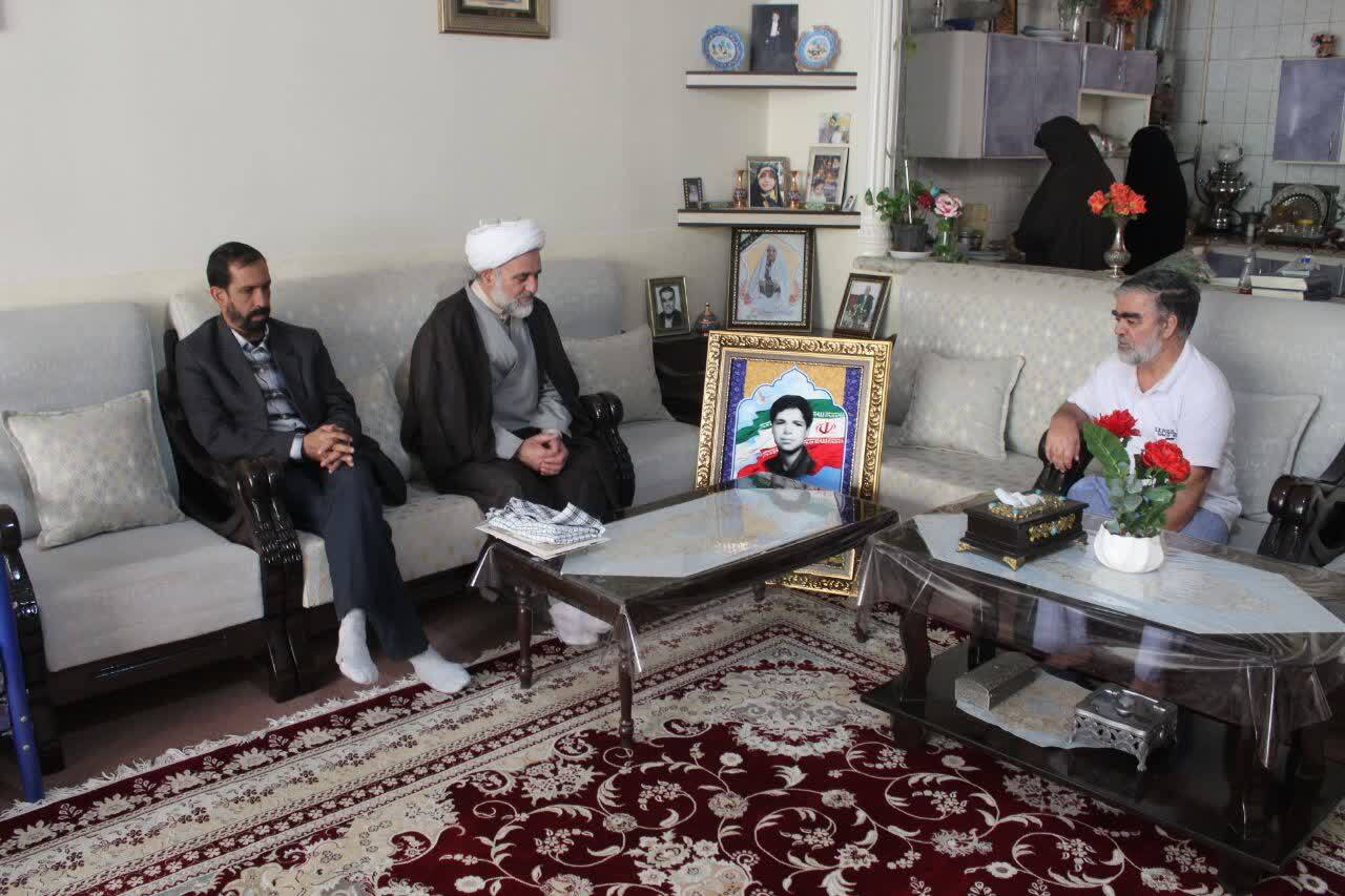 دیدار رزمندگان گروه موشکی ١۵خرداد نیروی زمینی سپاه با خانواده شهدای طلبه و روحانی اصفهان دیدار رزمندگان گروه موشکی ١۵خرداد نیروی زمینی سپاه با خانواده شهدای طلبه و روحانی اصفهان