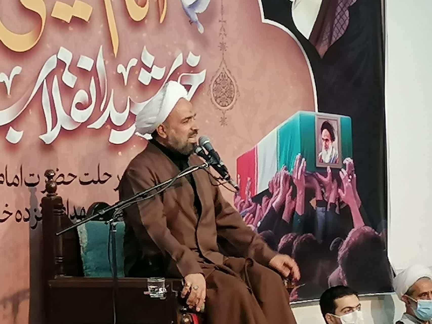 ویژگی&zwnj;های بارز امام خمینی (ره) الگویی برای جوانان