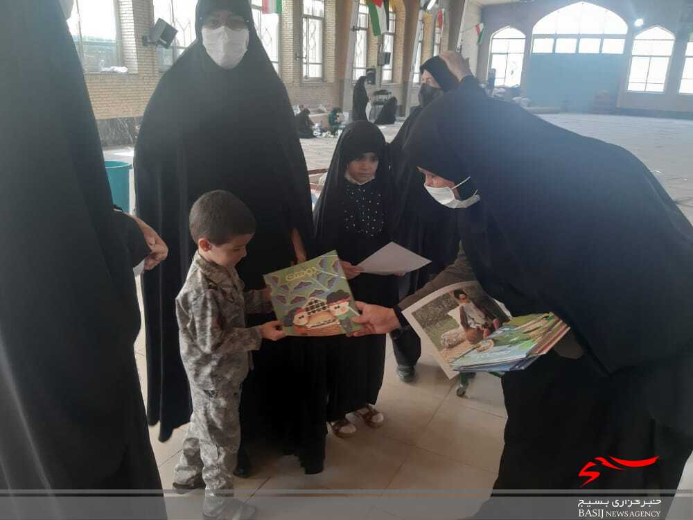 توزیع بسته های فرهنگی به مناسبت سالروز ارتحال امام خمینی (ره ) در یاسوج توزیع بسته های فرهنگی به مناسبت سالروز ارتحال امام خمینی (ره ) در یاسوج