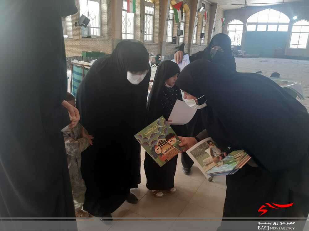 توزیع بسته های فرهنگی به مناسبت سالروز ارتحال امام خمینی (ره ) در یاسوج توزیع بسته های فرهنگی به مناسبت سالروز ارتحال امام خمینی (ره ) در یاسوج