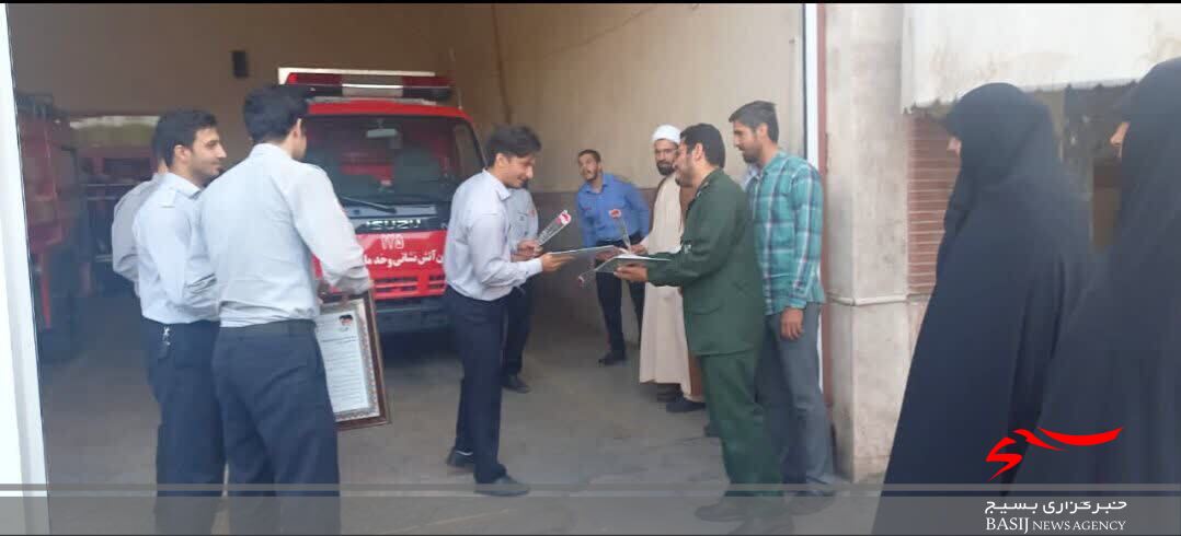 تجلیل بسیجیان قمی از مردان آتش
