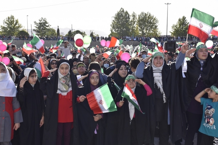 مشارکت در خواندن سرود سلام فرمانده بیانگر شعور و شور مردم به ارزش های دینی است مشارکت در خواندن سرود سلام فرمانده بیانگر شعور و شور مردم به ارزش های دینی است
