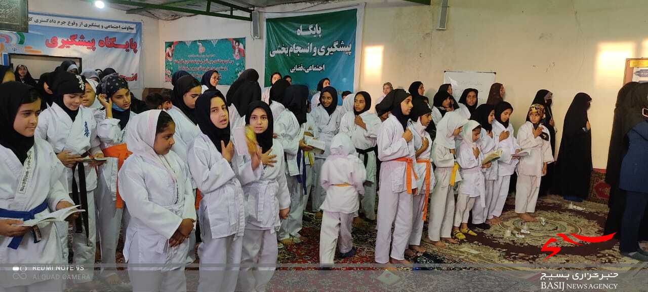 تقدیر معاون امور بانوان اداره ورزش و جوانان از مدال آوران مسابقات بین المللی کیوکوشین تقدیر معاون امور بانوان اداره ورزش و جوانان از مدال آوران مسابقات بین المللی کیوکوشین