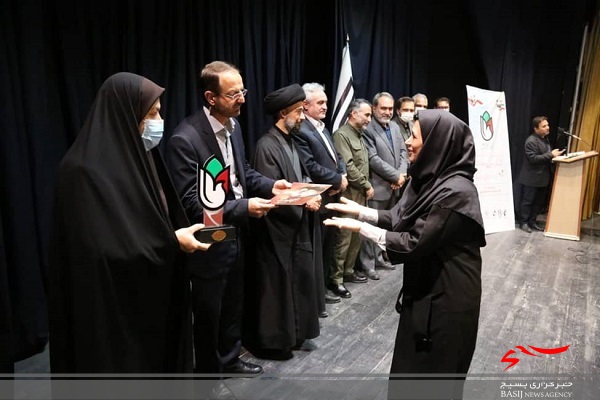 از برگزیدگان نشان کنگره ملی ۳۴۰۰ شهید استان اردبیل تجلیل شد از برگزیدگان نشان کنگره ملی ۳۴۰۰ شهید استان اردبیل تجلیل شد