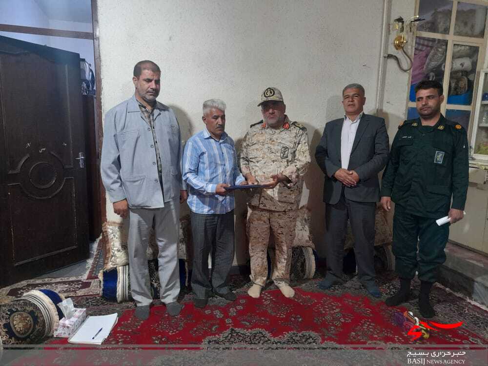سرکی و تجلیل فرمانده تیپ ۴۸ فتح از خانواده شهید مهران فصیح پوریان