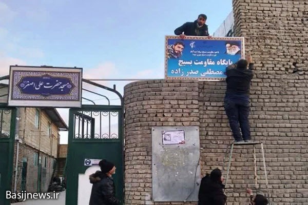 جوانی که با کمک دوستانش یک مسجد را در اسدآباد احیا کرد