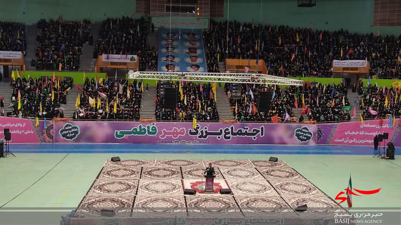 اجبار از دوگانههای غرب در تهاجم به حجاب است/غربیها دختران محجبه را از تحصیل محروم میکنند اجبار از دوگانههای غرب در تهاجم به حجاب است/غربیها دختران محجبه را از تحصیل محروم میکنند