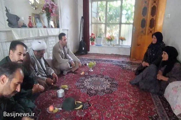 دیدار جمعی از مسئولین نهاوند با خانواده شهدا+تصاویر دیدار جمعی از مسئولین نهاوند با خانواده شهدا+تصاویر
