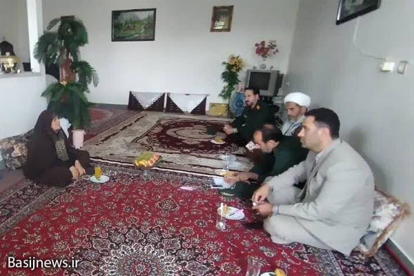 دیدار جمعی از مسئولین نهاوند با خانواده شهدا+تصاویر دیدار جمعی از مسئولین نهاوند با خانواده شهدا+تصاویر