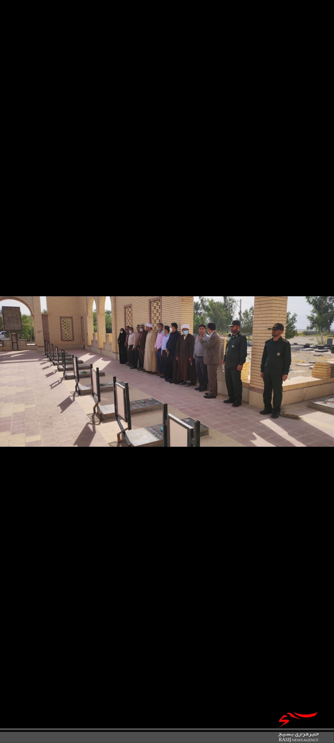 غبار روبی گلزار شهدا با حضور مسئولین و جمعی از پاسداران ناحیه مقاومت بسیج شهرستان فاریاب به مناسبت روز بهزیستی