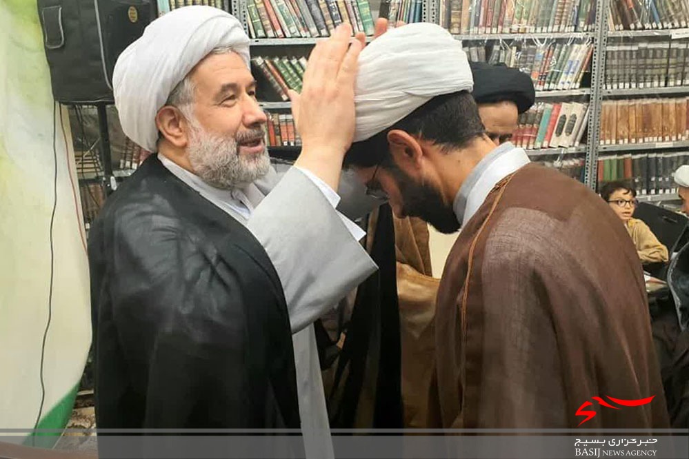 عمامه گذاری طلاب در شام میلاد امام هادی علیهالسلام عمامه گذاری طلاب در شام میلاد امام هادی علیهالسلام