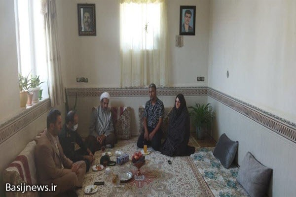شهدا طلایهداران و پرچمداران راستین عرصههای عشق و معرفت هستند شهدا طلایهداران و پرچمداران راستین عرصههای عشق و معرفت هستند