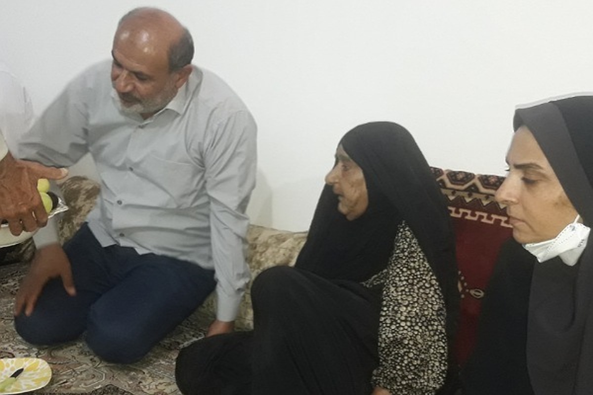 دیدار مدیر کل بنیاد شهید استان با خانواده شهدا