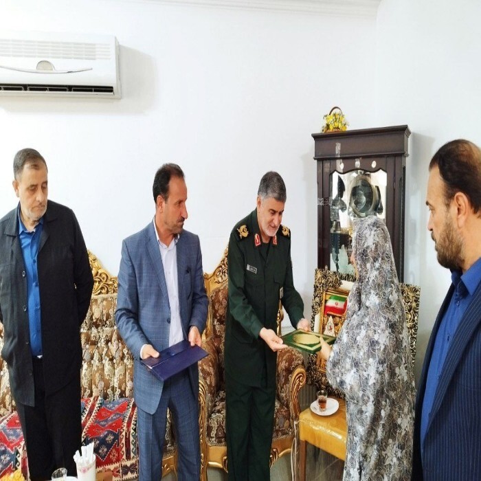 تکریم خانواده های شاهد و ایثارگر عمل به سیره شهدا است تکریم خانواده های شاهد و ایثارگر عمل به سیره شهدا است