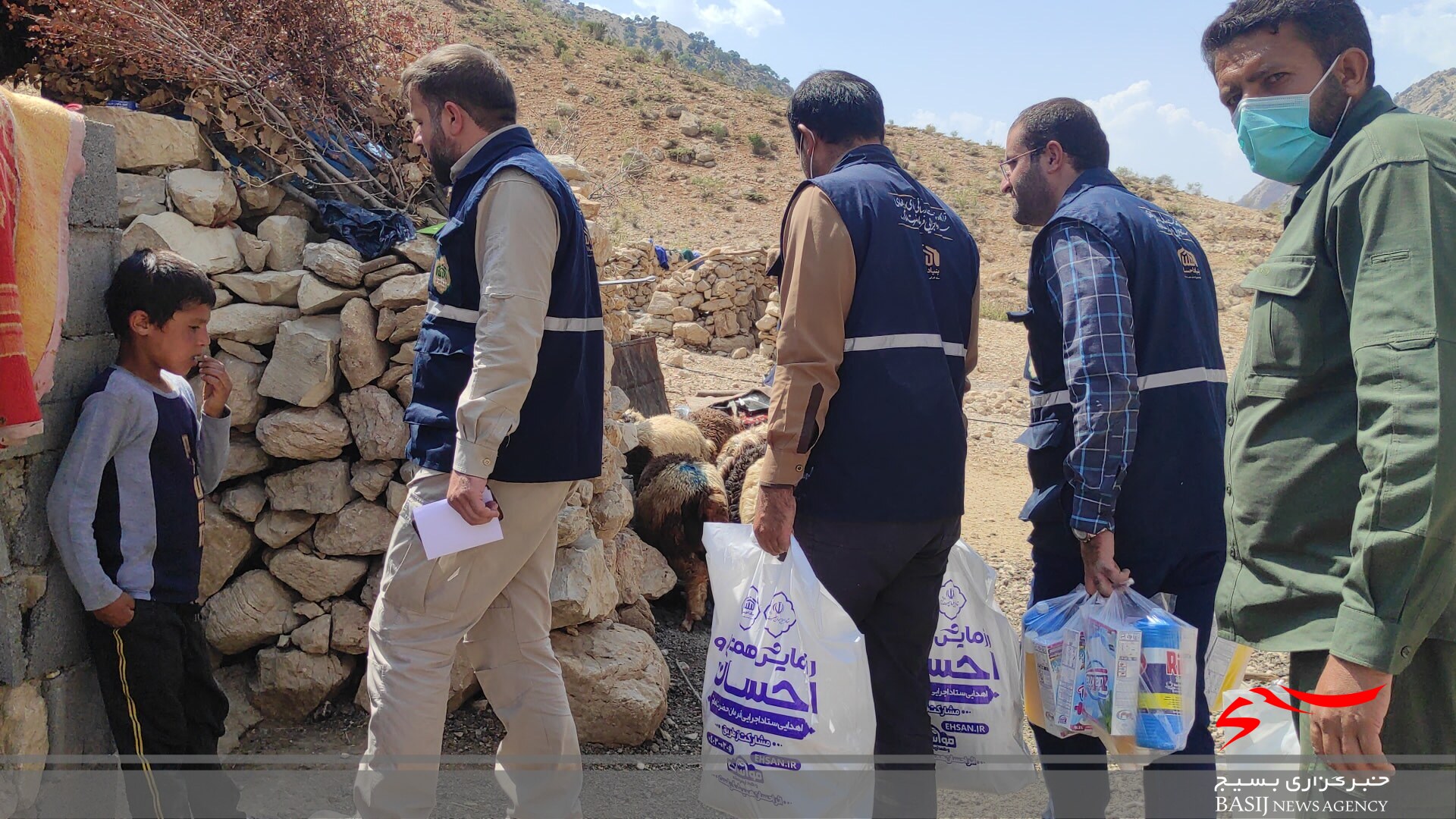 امداد رسانی ستاد اجرایی فرمان امام (ره) استان به عشایر سیل زده مارگون +(تصاویر) امداد رسانی ستاد اجرایی فرمان امام (ره) استان به عشایر سیل زده مارگون +(تصاویر)