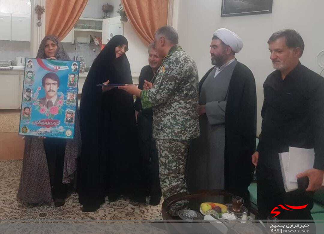 فرماندهان ارشد پدافند هوایی ارتش از ۵۰ خانواده شهید در قم تجلیل کردند فرماندهان ارشد پدافند هوایی ارتش از ۵۰ خانواده شهید در قم تجلیل کردند