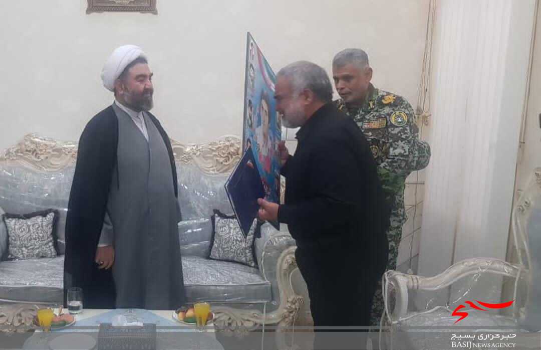 فرماندهان ارشد پدافند هوایی ارتش از ۵۰ خانواده شهید در قم تجلیل کردند فرماندهان ارشد پدافند هوایی ارتش از ۵۰ خانواده شهید در قم تجلیل کردند