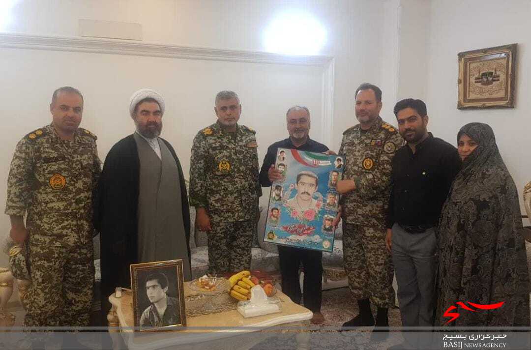 فرماندهان ارشد پدافند هوایی ارتش از ۵۰ خانواده شهید در قم تجلیل کردند فرماندهان ارشد پدافند هوایی ارتش از ۵۰ خانواده شهید در قم تجلیل کردند
