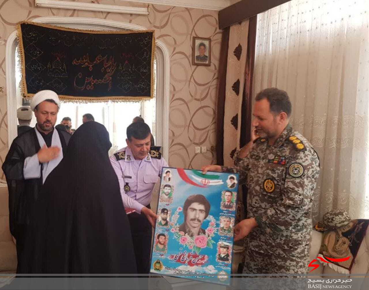 فرماندهان ارشد پدافند هوایی ارتش از ۵۰ خانواده شهید در قم تجلیل کردند فرماندهان ارشد پدافند هوایی ارتش از ۵۰ خانواده شهید در قم تجلیل کردند