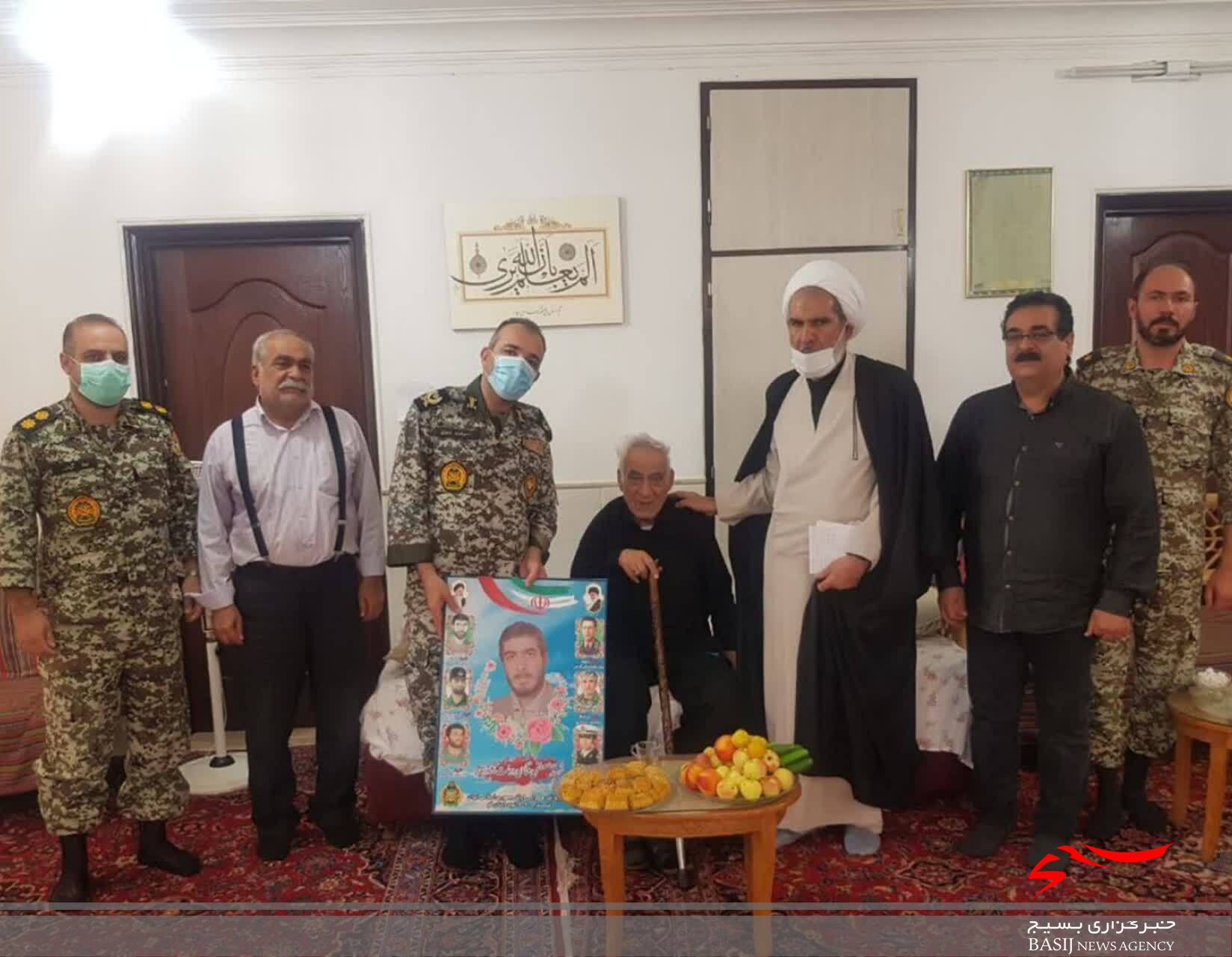 فرماندهان ارشد پدافند هوایی ارتش از ۵۰ خانواده شهید در قم تجلیل کردند فرماندهان ارشد پدافند هوایی ارتش از ۵۰ خانواده شهید در قم تجلیل کردند