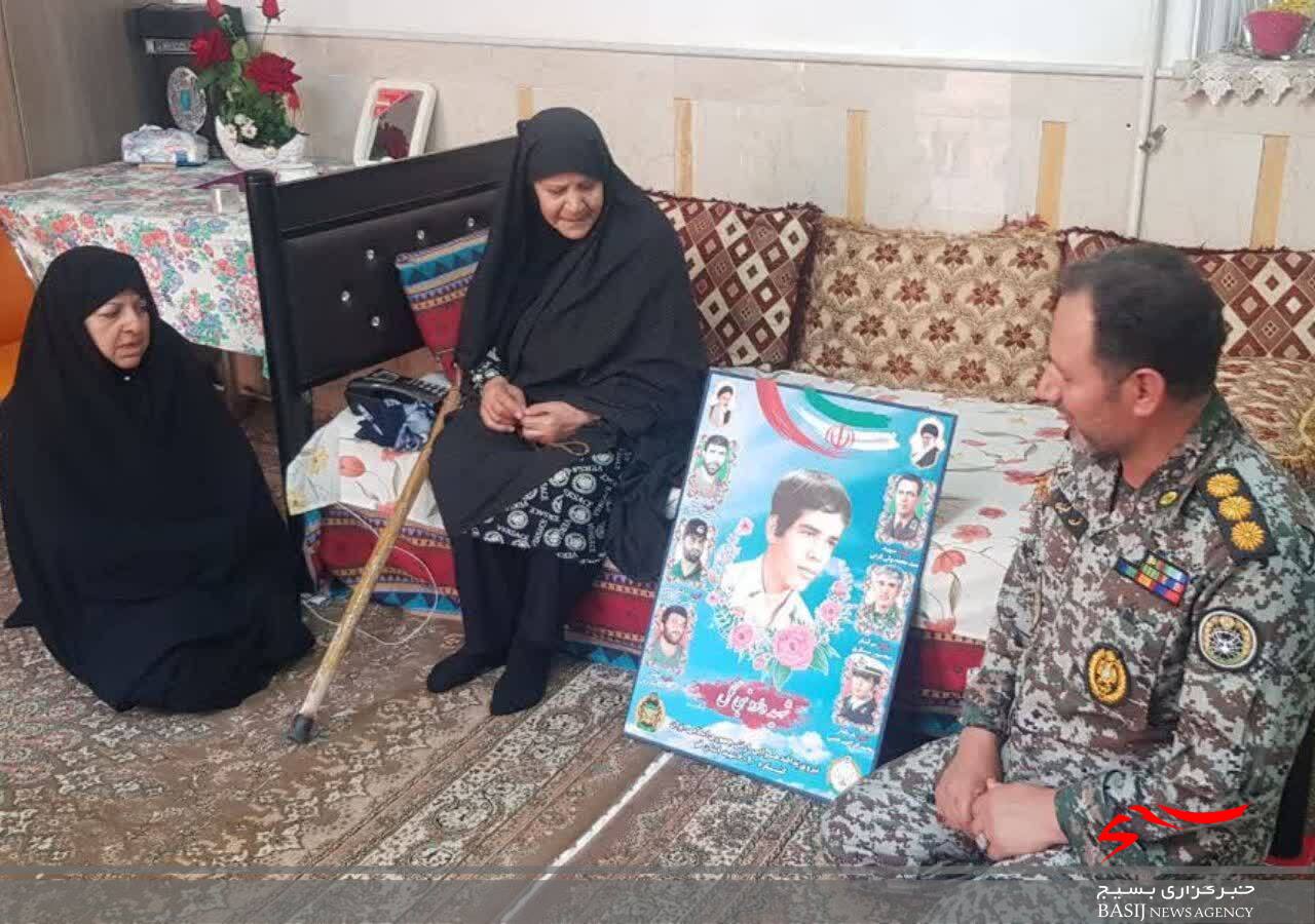 فرماندهان ارشد پدافند هوایی ارتش از ۵۰ خانواده شهید در قم تجلیل کردند فرماندهان ارشد پدافند هوایی ارتش از ۵۰ خانواده شهید در قم تجلیل کردند