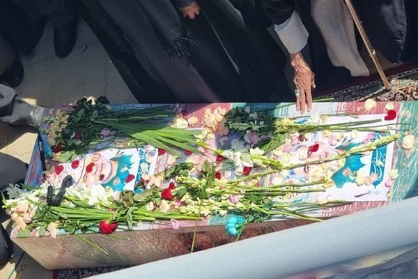 پیکر شهید اسکندری در گلزار شهدای شیراز و در کمار همرزمانش در ظهر عاشورا آرام گرفت پیکر شهید اسکندری در گلزار شهدای شیراز و در کمار همرزمانش در ظهر عاشورا آرام گرفت