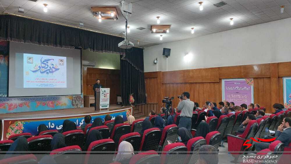 تجلیل آموزش و پرورش از خبرنگاران و برترین های کنکور/ عزت خواه: قلم زدنها باید بر اساس واقعیت باشد تجلیل آموزش و پرورش از خبرنگاران و برترین های کنکور/ عزت خواه: قلم زدنها باید بر اساس واقعیت باشد