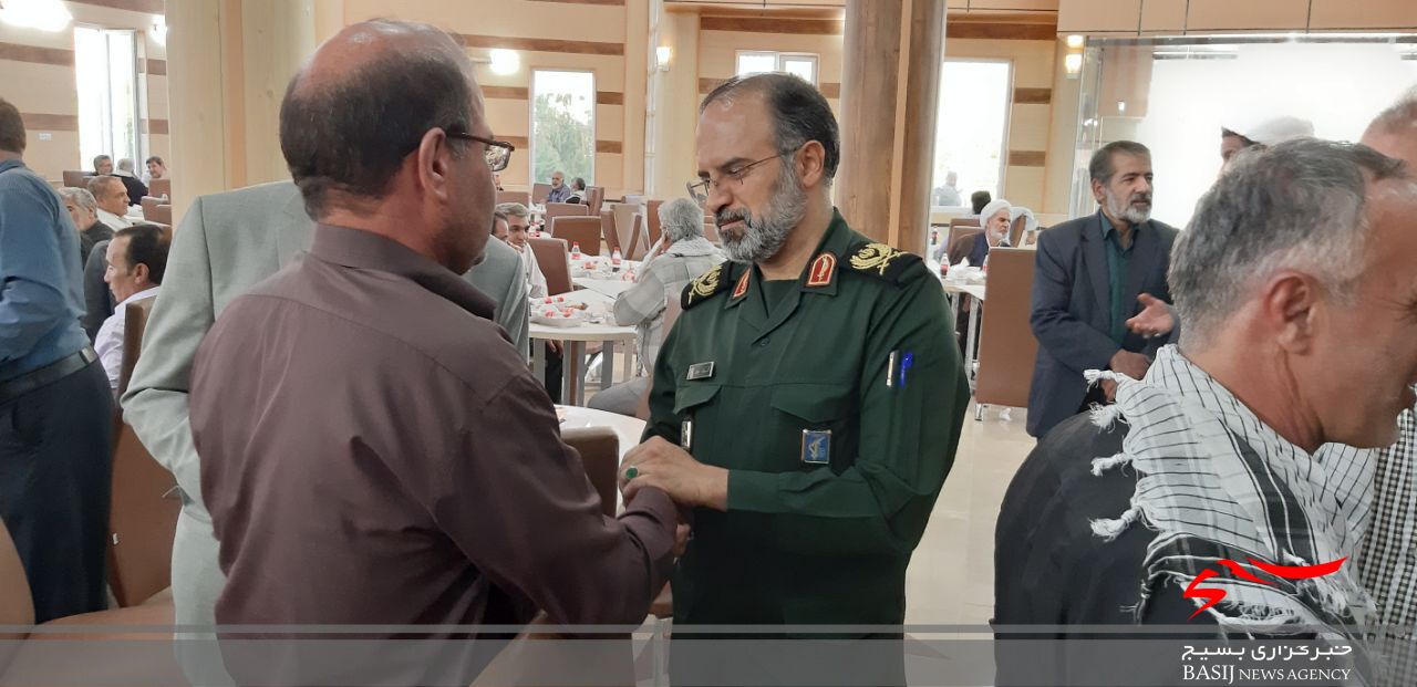 تقدیر فرمانده سپاه استان قم از آزادگان تقدیر فرمانده سپاه استان قم از آزادگان