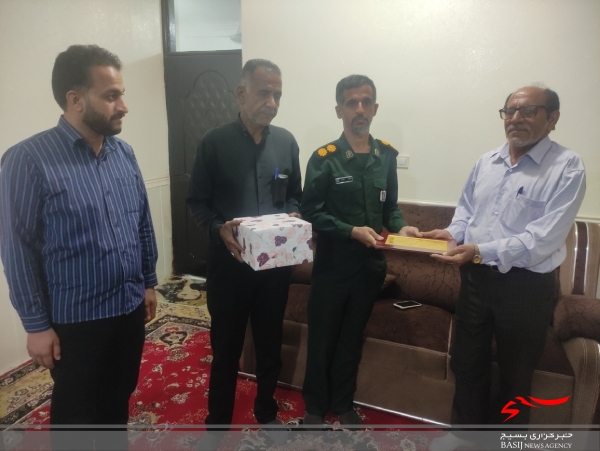 دیدار فرمانده حوزه مقاومت بسیج قدس دیر با آزاده سرافراز دفاع مقدس دیدار فرمانده حوزه مقاومت بسیج قدس دیر با آزاده سرافراز دفاع مقدس